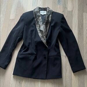 Elegant Black Blazer with Animal Print Collar